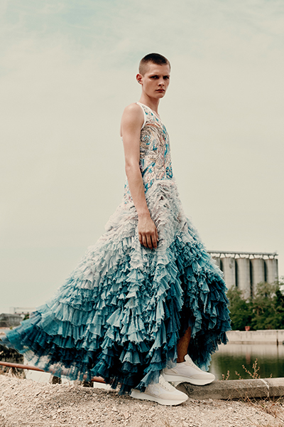 أطلق العنان لخيالك مع تشكيلة Alexander McQueen لموسم ربيع وصيف 2022